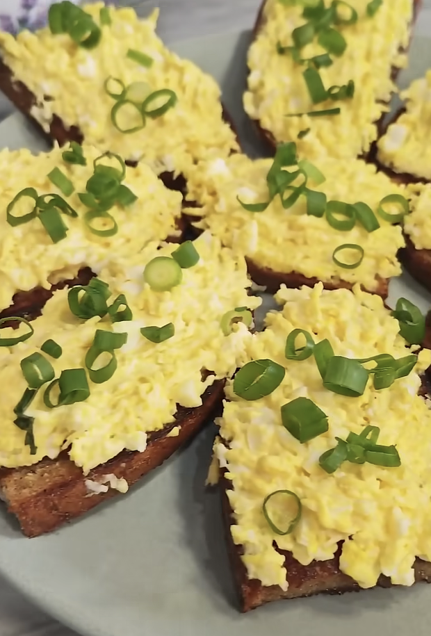 Rye bread toast with fried eggs Frame: Galina_recepti / Youtube
