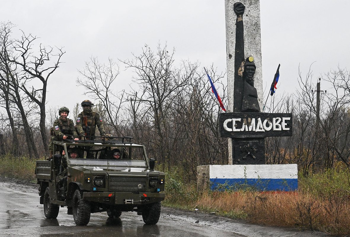 Военнослужащие Вооруженных сил РФ на въезде в город Селидово, 29 октября 2024 года


