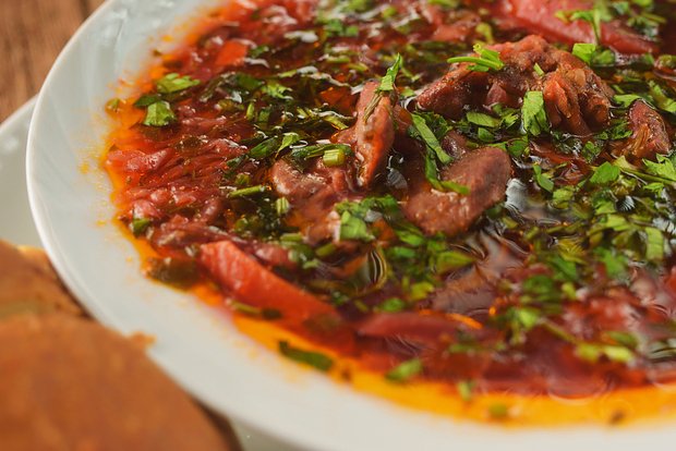 Традиционный борщ готовится на кости с мясом