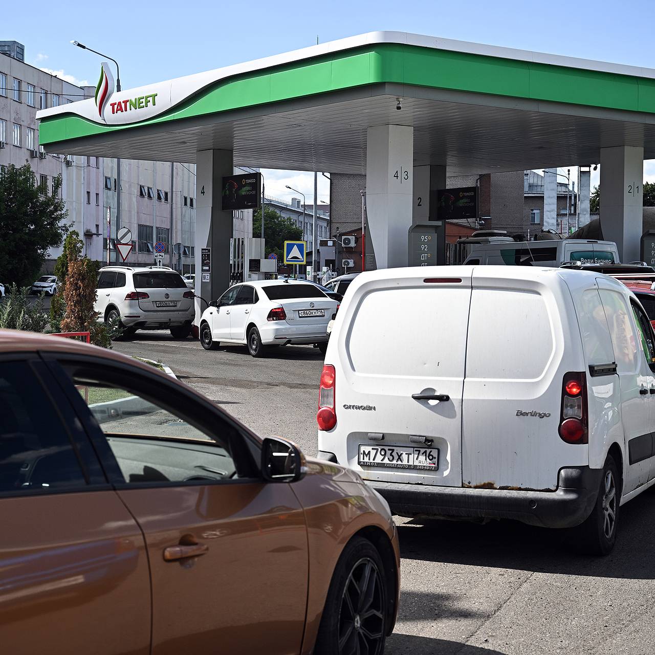 Российская нефтяная компания прокомментировала цены на заправках