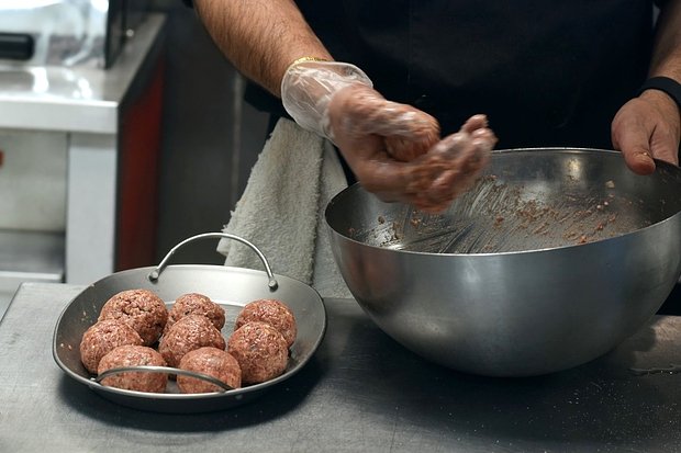 The classic size of meatballs is 5 to 6 centimeters in diameter base recipe. Photo: JulieK2 / Shutterstock / Fotodom