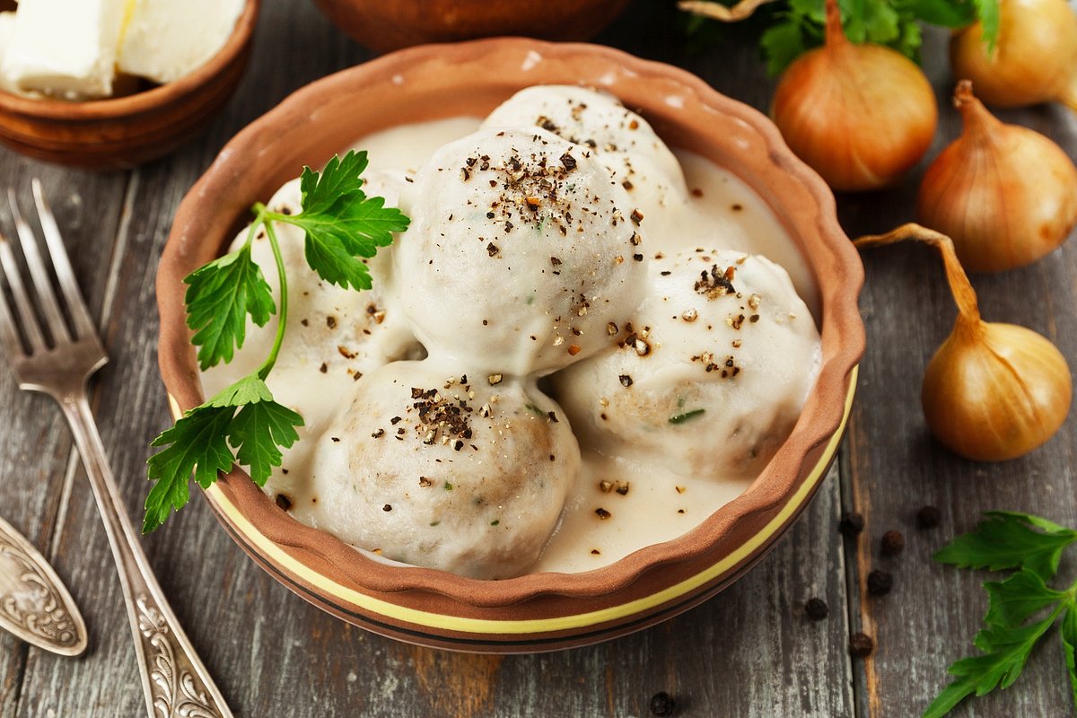 Chicken meatballs in sour cream sauce Photo: Nadezhda Mishkova / Lori Photobank