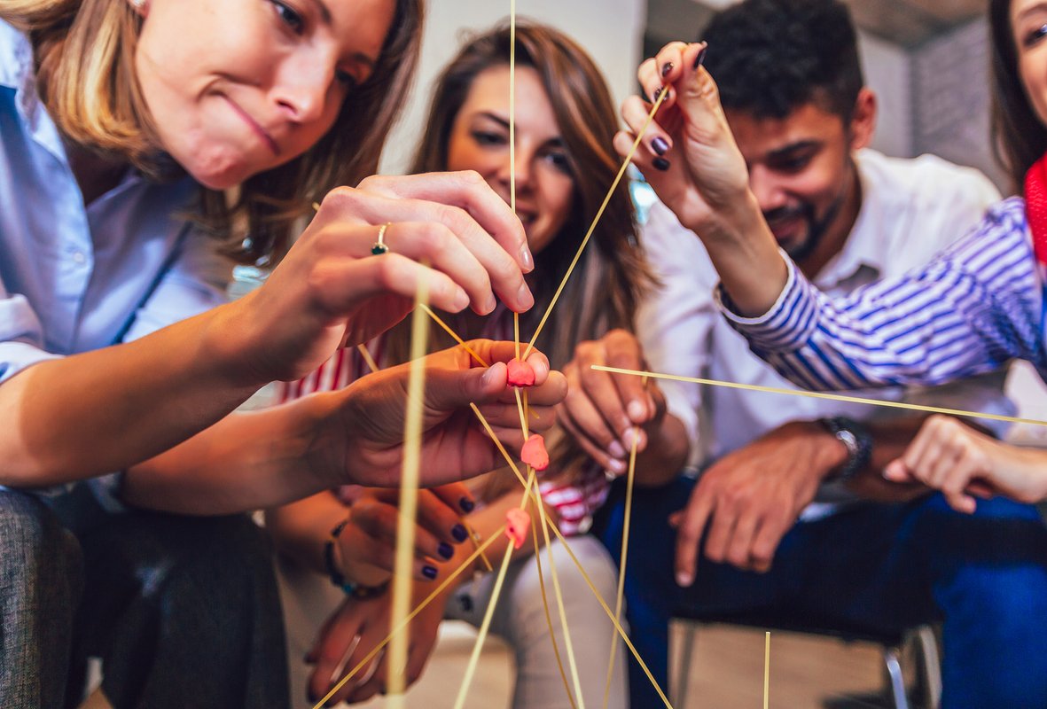 Colleagues communicate more easily and naturally in a non-work setting. Photo: adriaticfoto / Shutterstock / Fotodom
