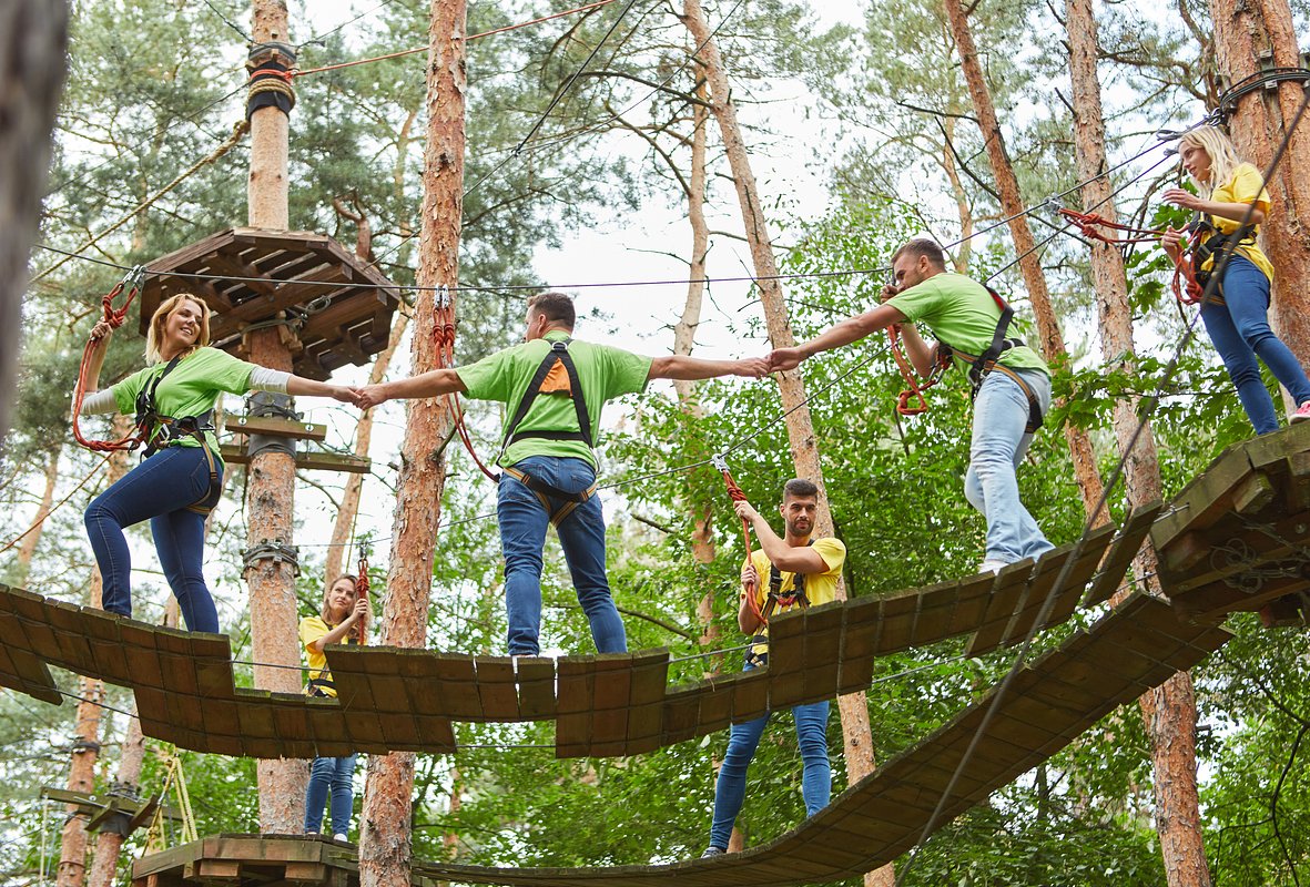 In a rope park, the team will get real experience in overcoming difficulties and helping each other. Photo: Robert Kneschke / Shutterstock / Fotodom