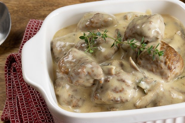 Beef meatballs with mushroom sauce Beef meatballs with mushroom sauce. Photo: page frederique / Shutterstock / Fotodom