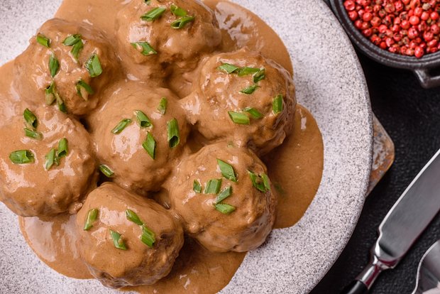 Meatballs with buckwheat in sour cream and tomato sauce Photo: Tetiana Chernykova / Shutterstock / Fotodom