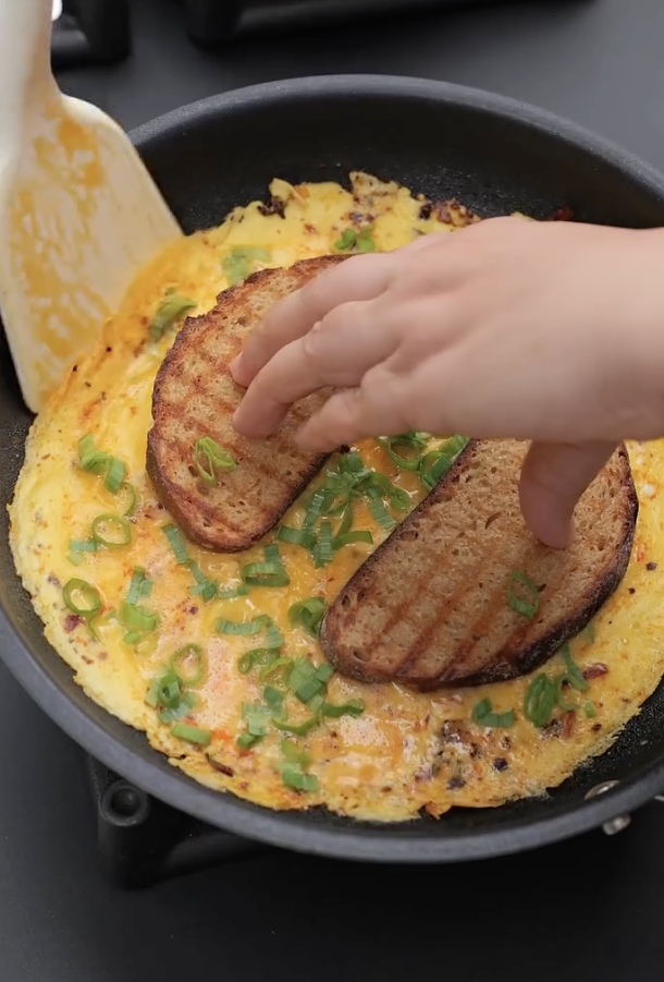 Toast with egg omelet Photo: @dillifoodies