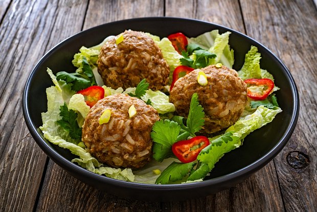 Steamed meat meatballs with garlic on steam Photo: Jacek Chabraszewski / Shutterstock / Fotodom
