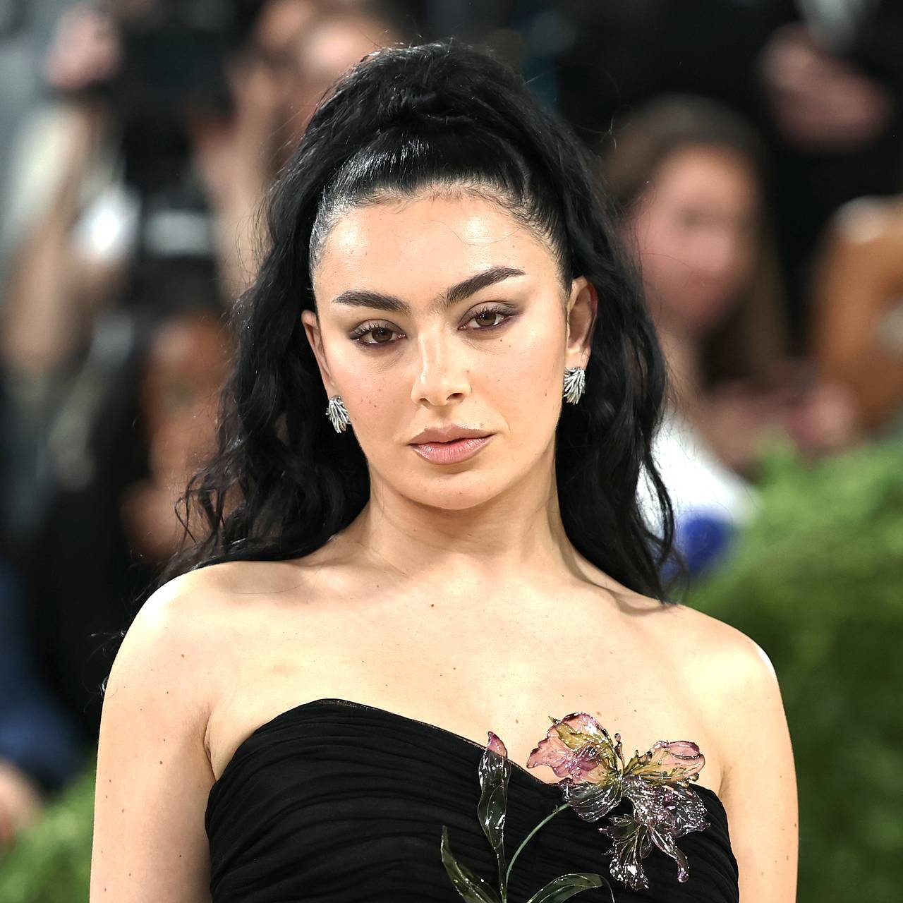 Charli XCX в прозрачном топе прогулялась по Нью-Йорку