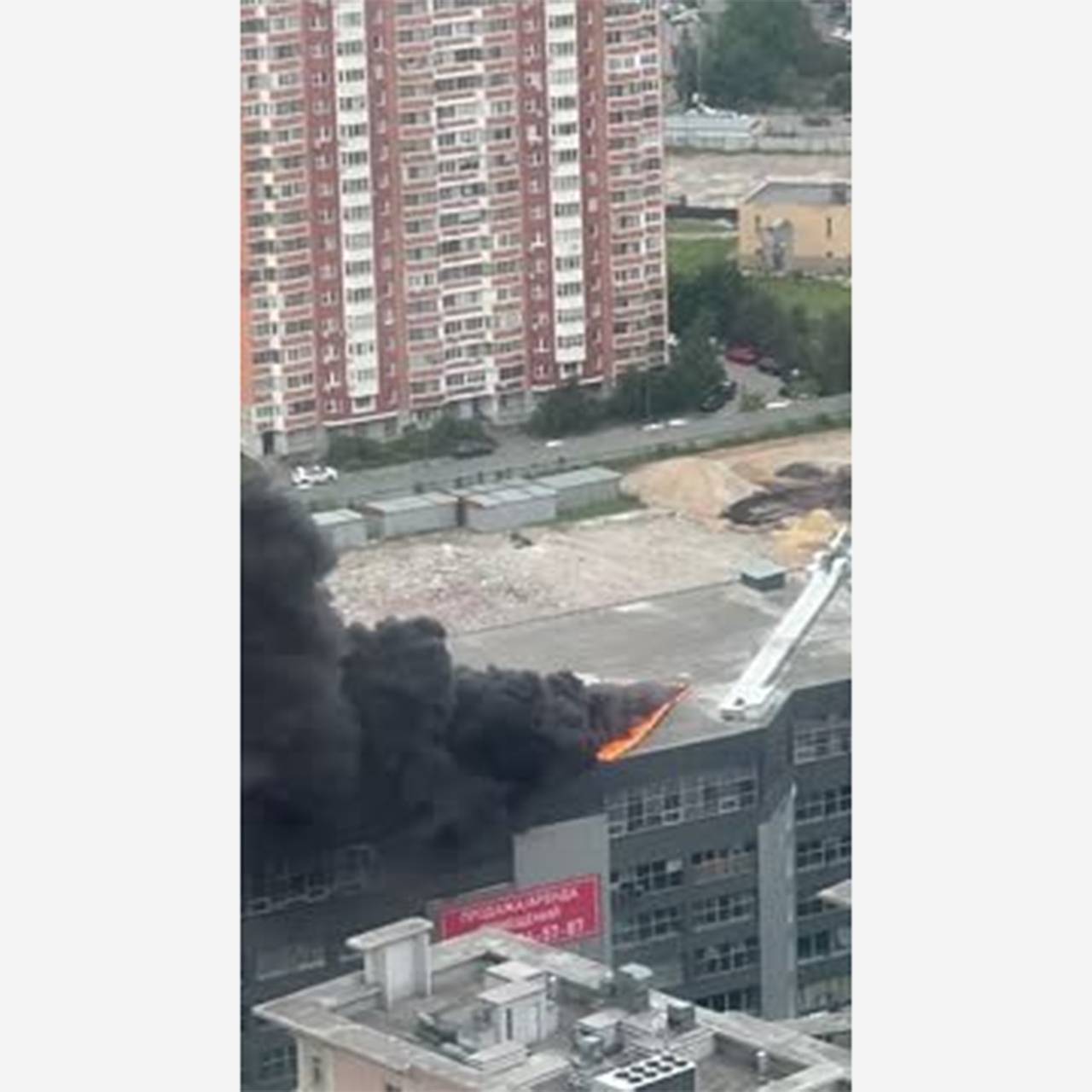 Горящий в Подмосковье ТЦ сняли на видео
