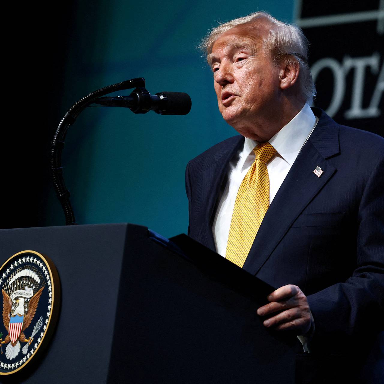 Нефть подешевела после слов Трампа о возобновлении переговоров с Ираном