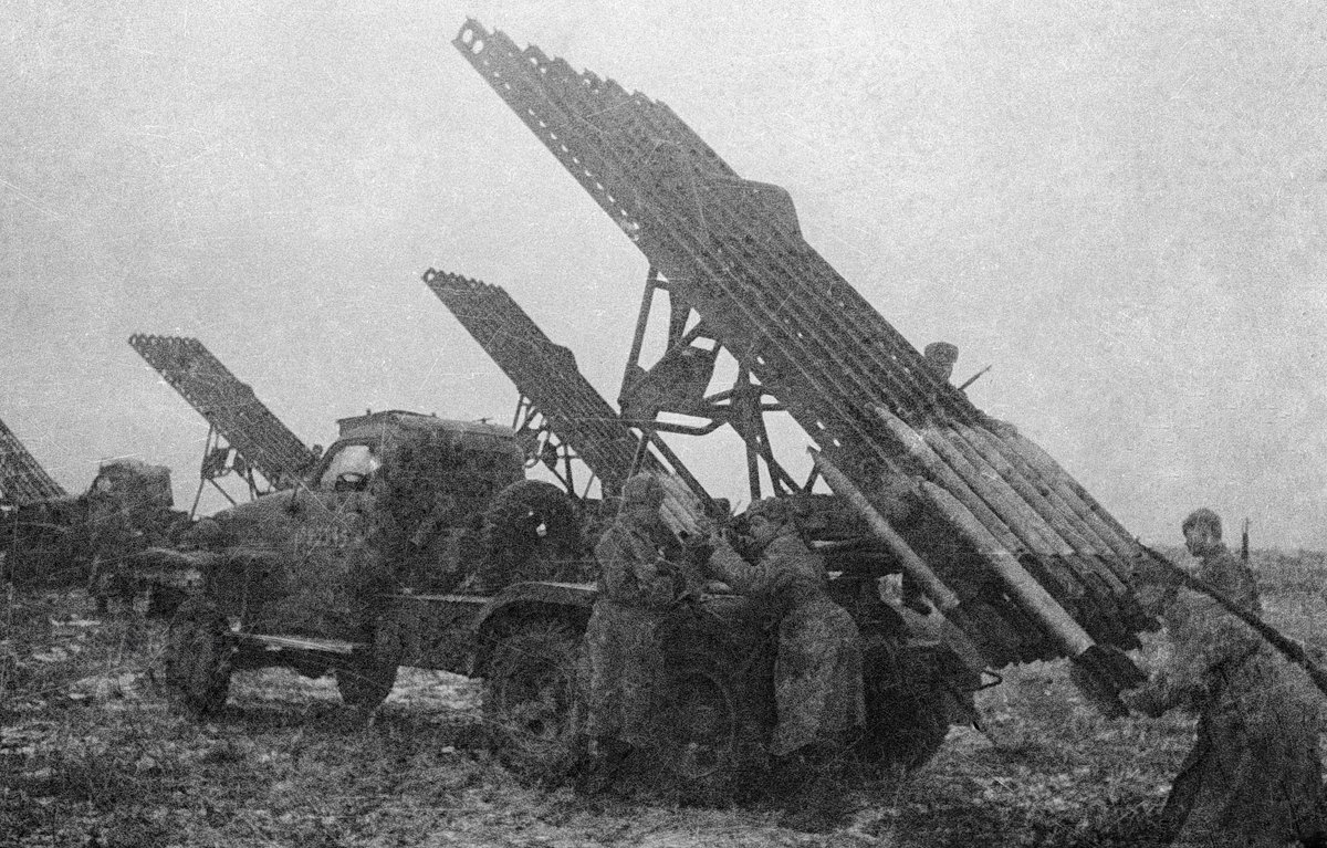 Красноармейцы заряжают установки БМ-13