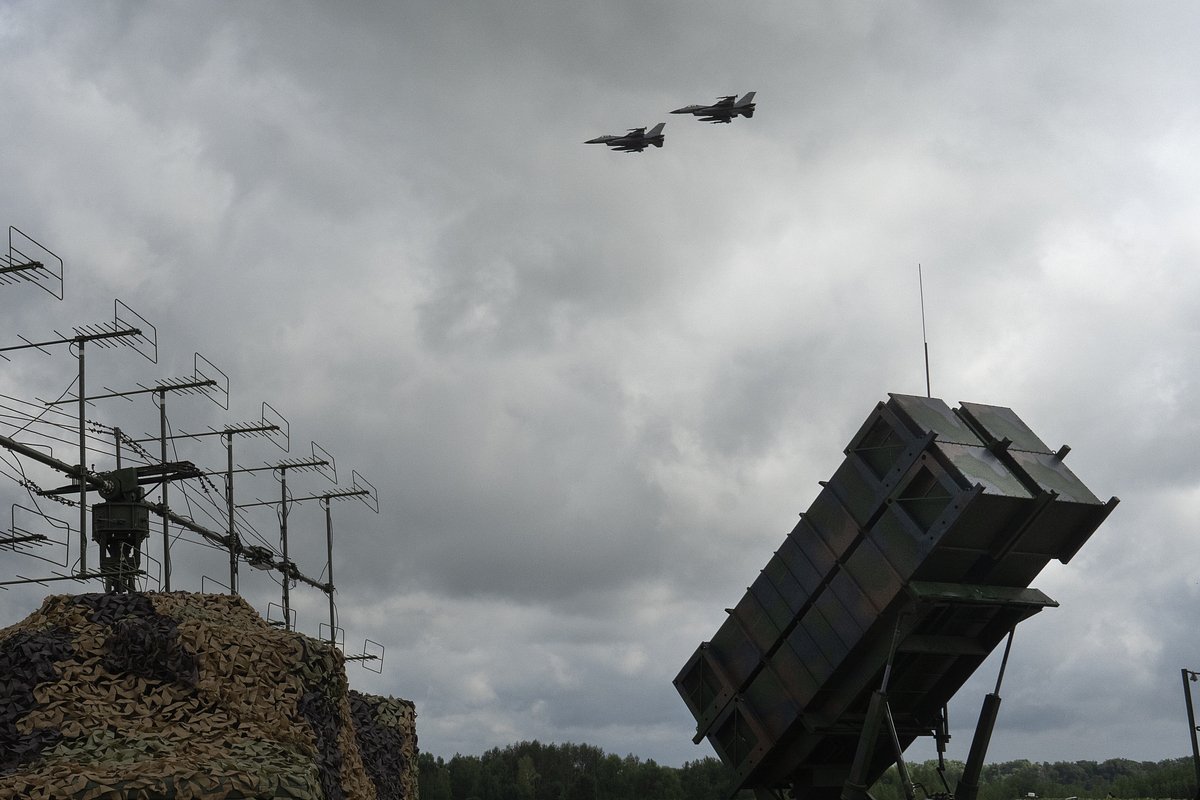Пусковые установки ЗРК Patriot на фоне пролетающих истребителей F-16