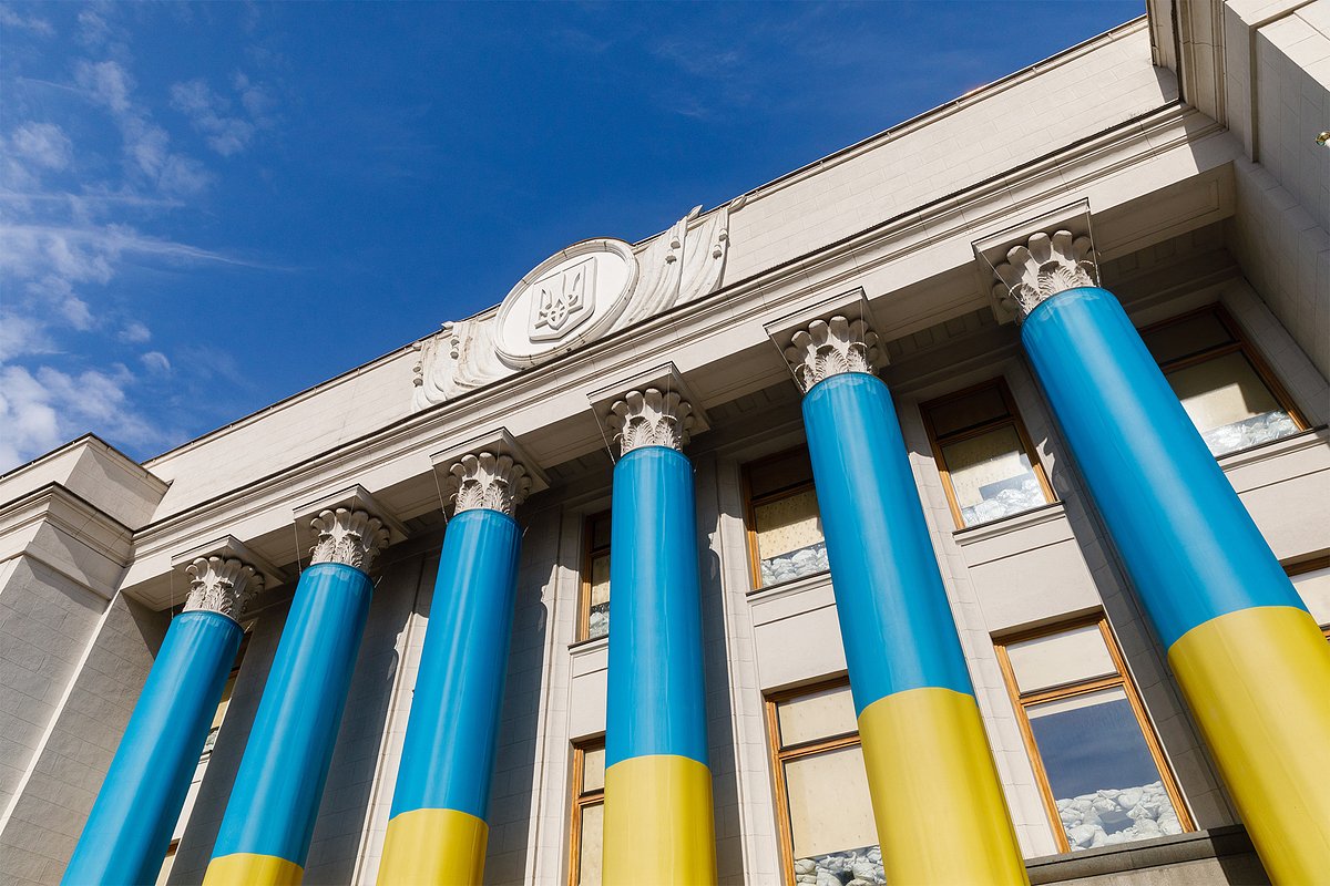 Здание Верховной Рады с колоннами в цветах украинского флага