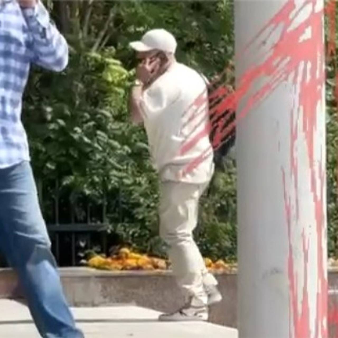Получивший высокий масонский чин рэпер Птаха попал на видео возле суда