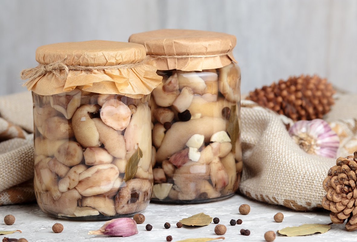 Для классического маринада маслят нужны соль, сахар, уксус и пряности