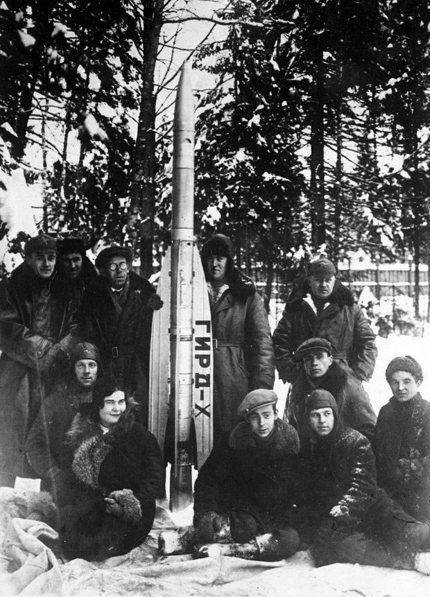 Члены группы изучения реактивного движения (ГИРД) с ракетой «ГИРД-Х» конструкции Фридриха Цандера
