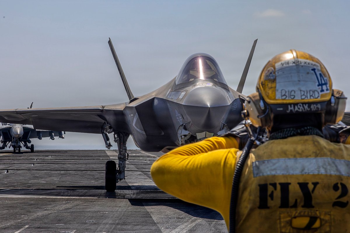 Истребитель F-35C Lightning II на палубе авианосца «Авраам Линкольн», 2 марта 2026 года