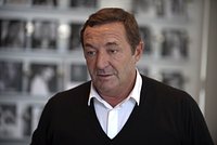 Влиятельного модельного агента обвинили в изнасилованиях и торговле людьми. Он стоял за карьерой Наоми Кэмпбелл и Синди Кроуфорд