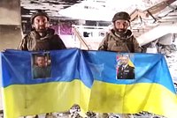 Штурмовики ВСУ устроили «флаговтык» в Константиновке с фото Зеленского. Вскоре их пленили и сняли на видео с российским триколором
