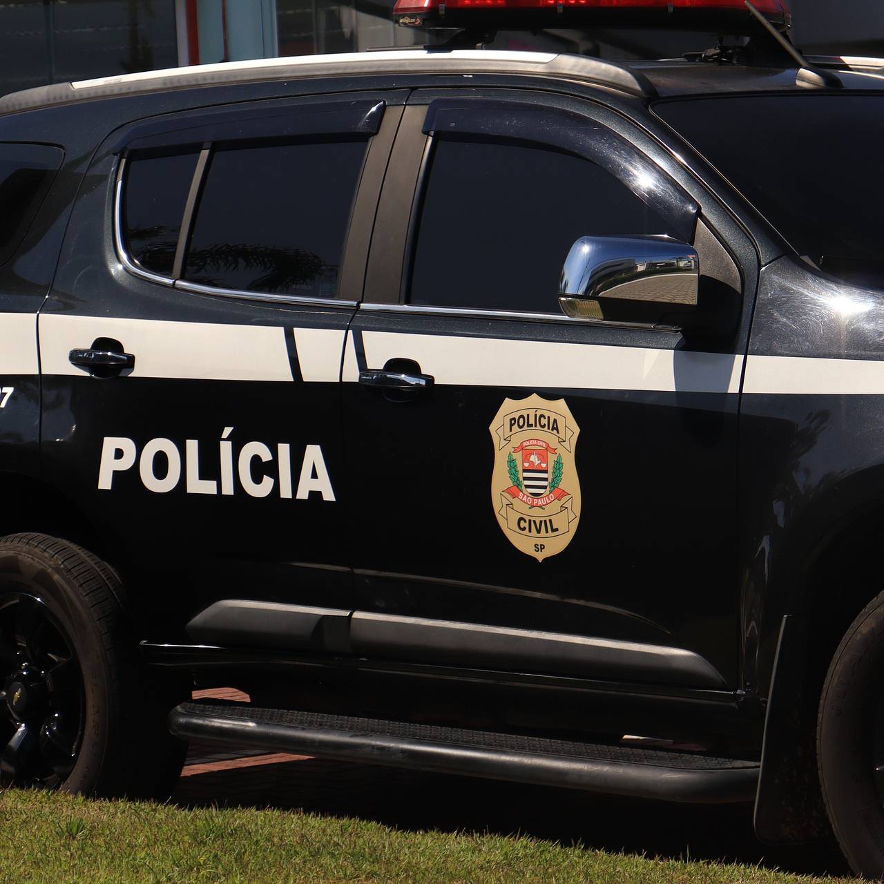 Неизвестные расправились с королевой красоты на обочине дороги