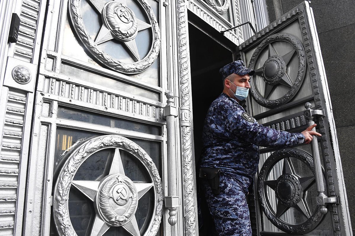 Сотрудник полиции у здания Министерства иностранных дел (МИД) России