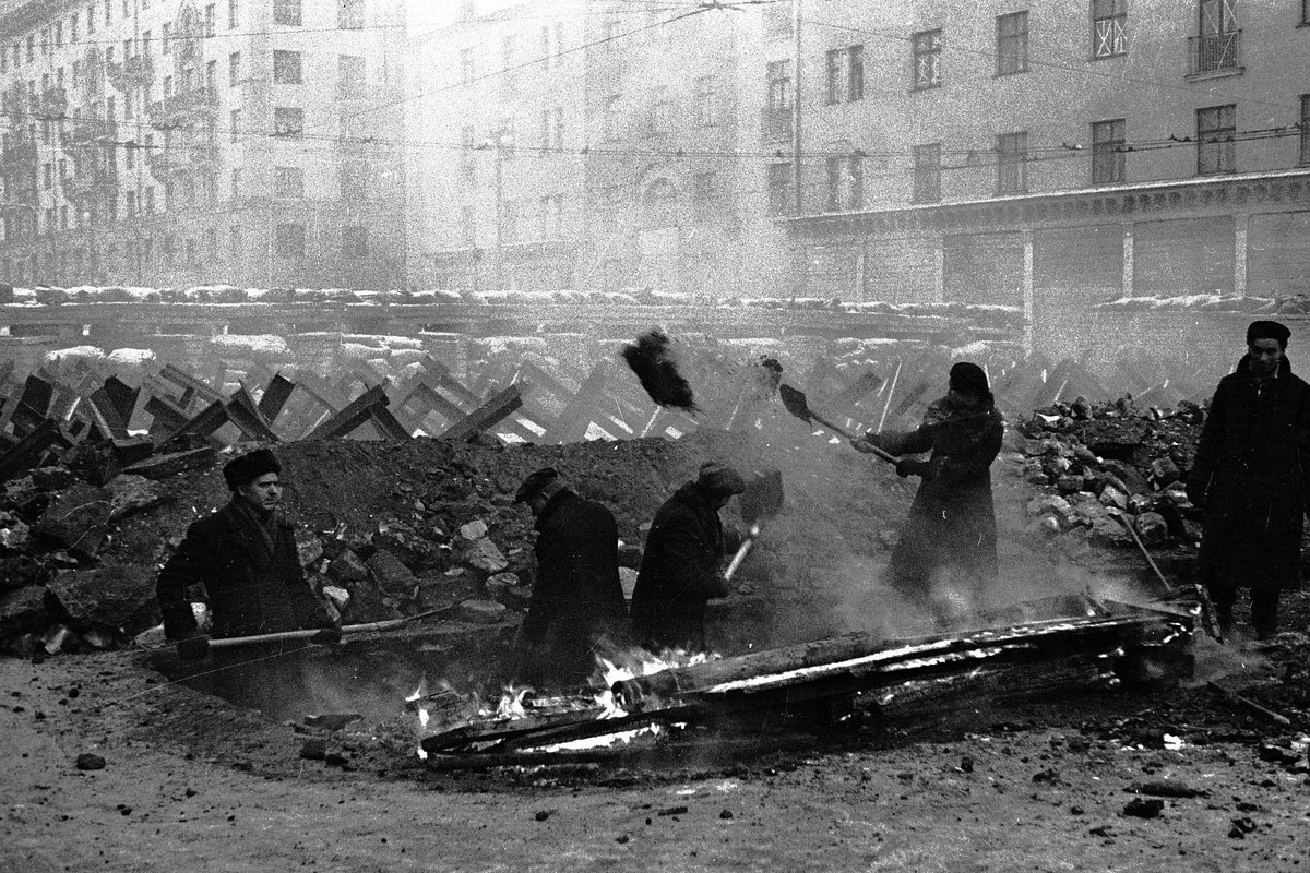 Москвичи строят противотанковые укрепления, осень 1941 года