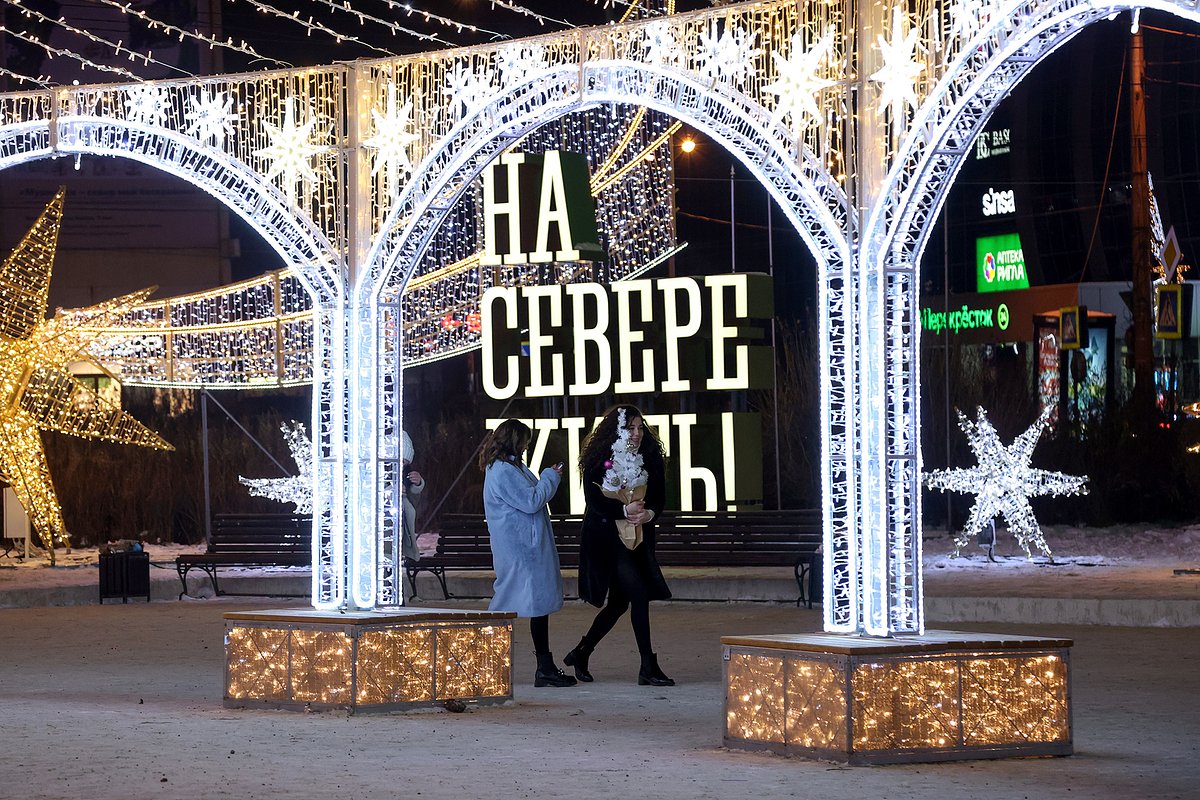 Мурманчане гуляют возле новогодней инсталляции на центральной площади Пять Углов