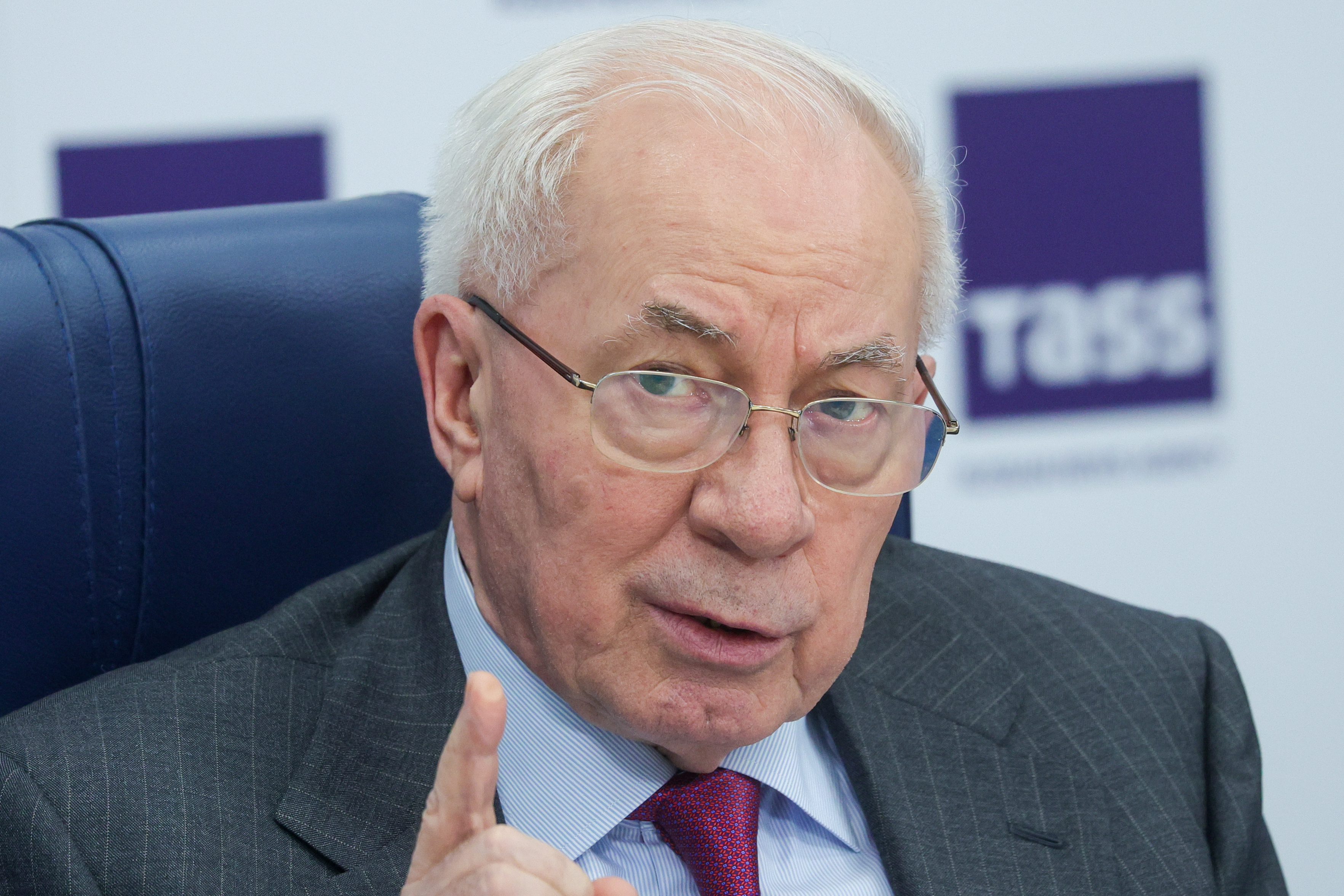 Экс-премьер&nbsp; Украины назвал организатора «картонных майданов»