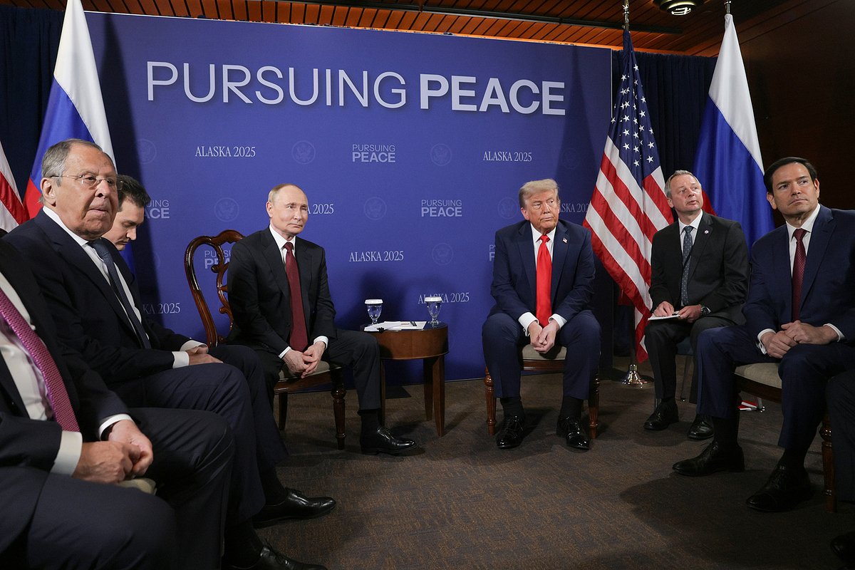 Президент России Владимир Путин и президент США Дональд Трамп (в центре слева направо) во время переговоров в узком составе на Аляске, 15 августа 2025 года