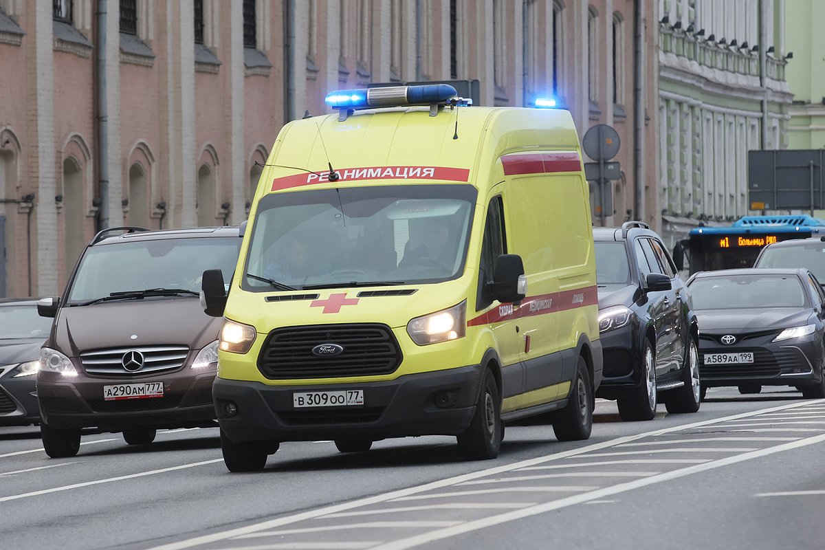 Автомобиль реанимации на улице в Москве.
