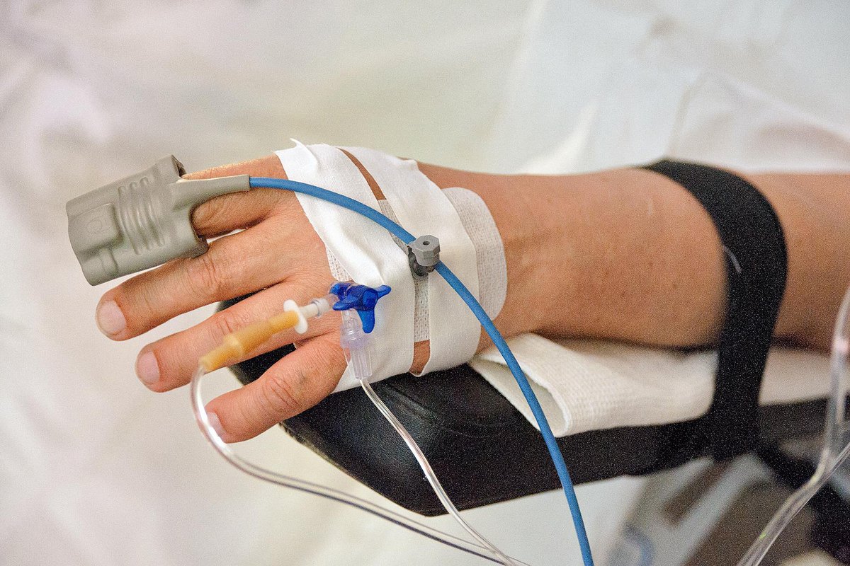 Жанровая фотография. Рука пациента во время операции в операционной больницы