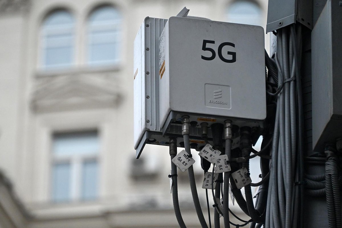 Виды Москвы. Жанровая фотография. Оборудование 5G на вышке сотовой связи.