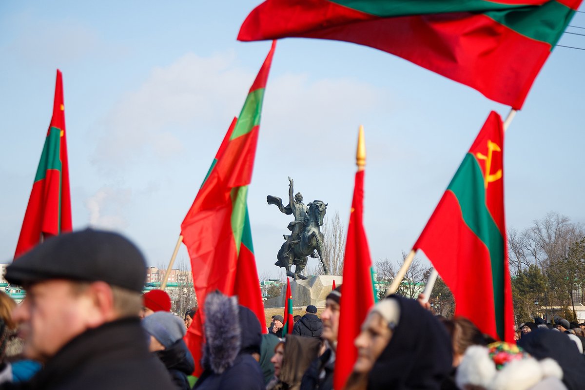 Участники акции протеста против экономического давления на Приднестровье и введения Кишиневом новых таможенных пошлин на площади Суворова, Тирасполь, Приднестровье