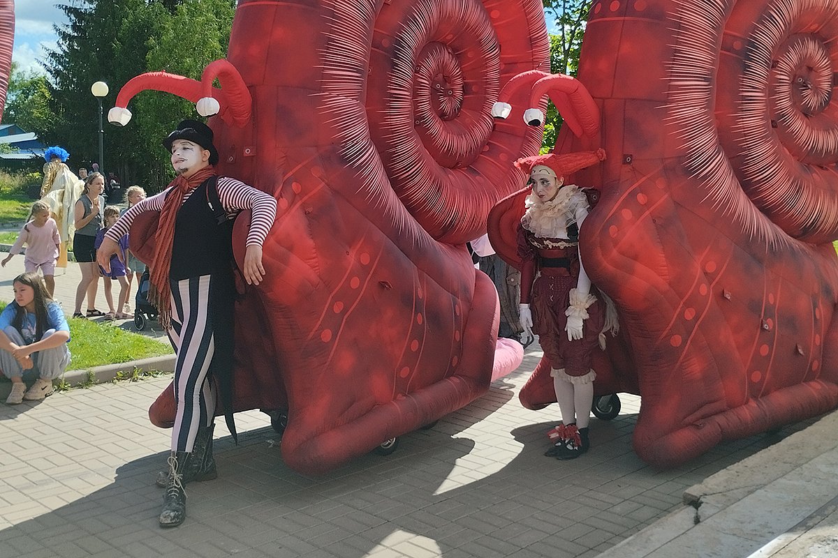 Гигантские улитки медленно ползли по мосту через Волгу