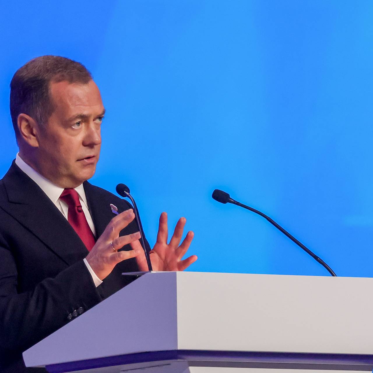 Медведев назвал Драпатого жирным куском говна
