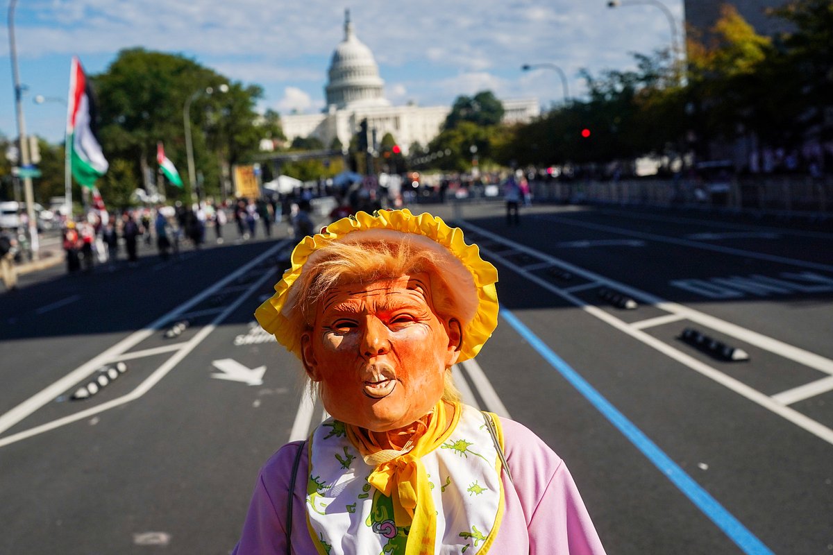 Участник акции протеста в костюме младенца с маской президента США Дональда Трампа. Вашингтон, округ Колумбия, 18 октября 2025 года