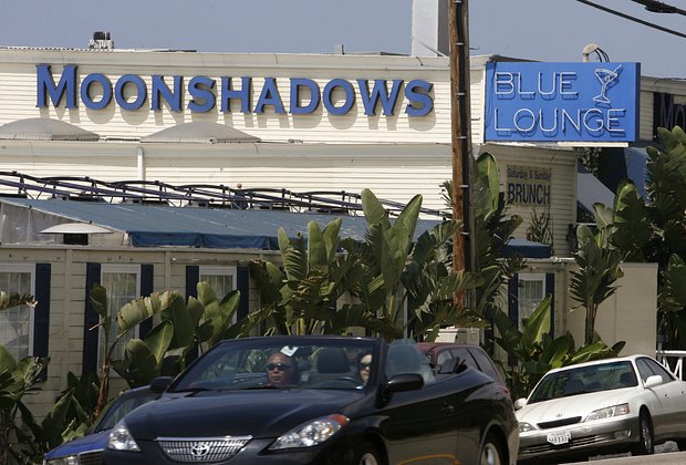 The Moonshadows restaurant is seen along the Pacific Coast Highway in Malibu, California August 2, 2006. Actor Mel Gibson was photographed by tourists at the restaurant a few hours before his arrest on suspicion of DUI charges July 28, 2006. According to a statement released by Gibson's publicist August 1, Gibson has begun an ongoing program of recovery. REUTERS/Fred Prouser (UNITED STATES)

