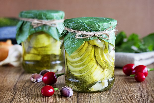 Соленые кабачки с чесноком и пряностями