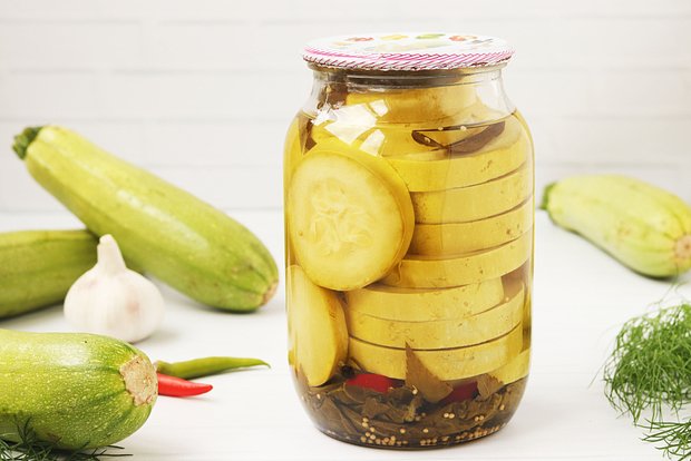 Классические хрустящие маринованные кабачки