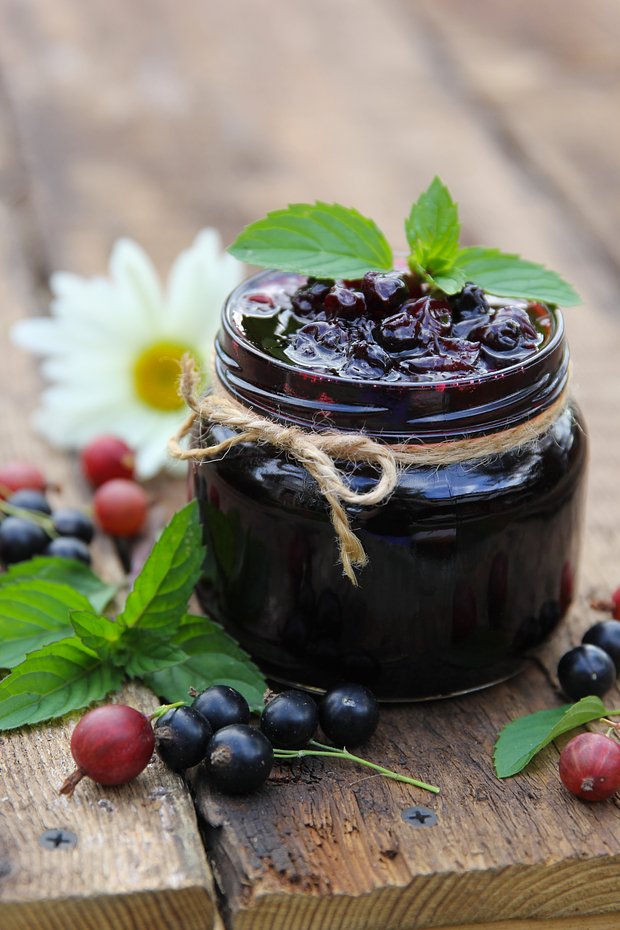 Варенье из крыжовника и черной смородины имеет очень яркий ягодный вкус
