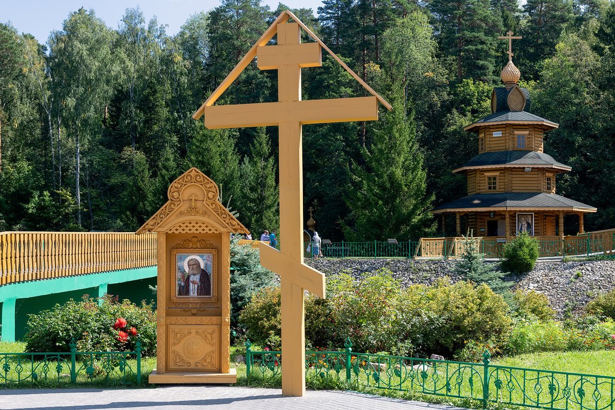 Памятный крест у Серафимовского источника, открытого преподобным Серафимом Саровским вблизи Дивеево