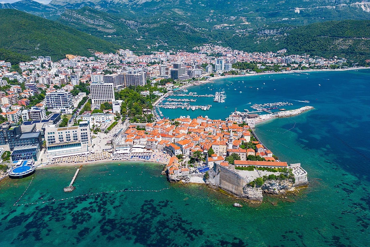 Вид на Старый город в Будве