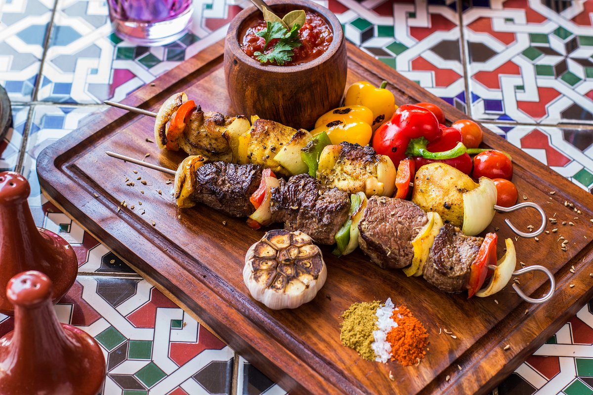 Блюдо восточной и египетской кухни (кебаб, барбекю), Каир, Египет