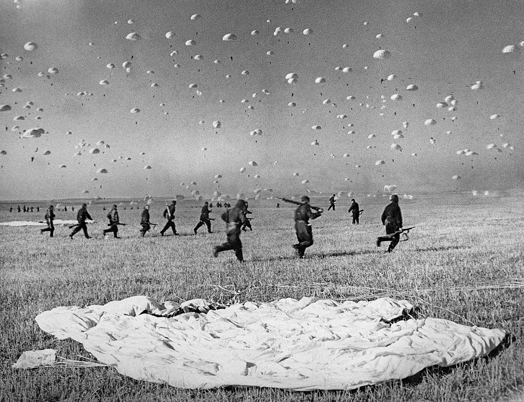 Киевские маневры 1935 года. Сбор десантников после приземления
