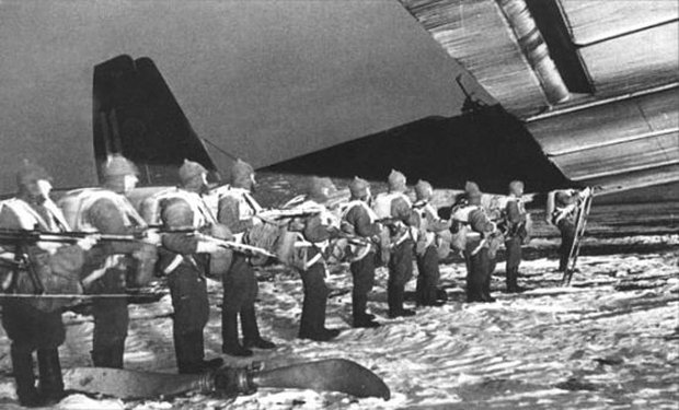 Посадка парашютистов на бомбардировщик ТБ-3. Конец 1930-х годов