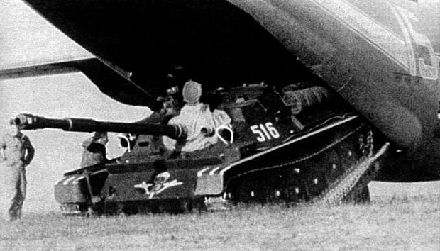 Выгрузка авиадесантной самоходной установки АСУ-85 из военно-транспортного самолета Ан-22