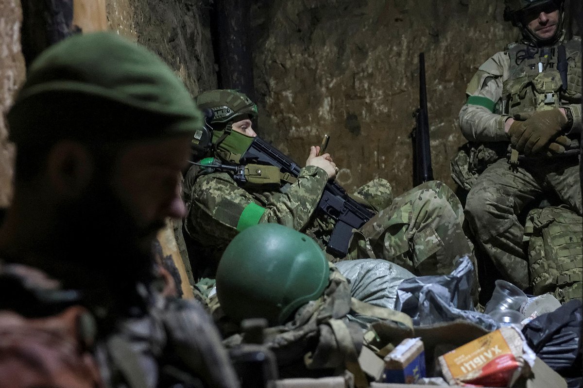 Военнослужащие 49-го отдельного штурмового батальона «Карпатская Сечь» Вооруженных сил Украины отдыхают в блиндаже на позиции в прифронтовом городе Константиновка, Донецкая Народная Республика (ДНР), Россия, 7 декабря 2025 года