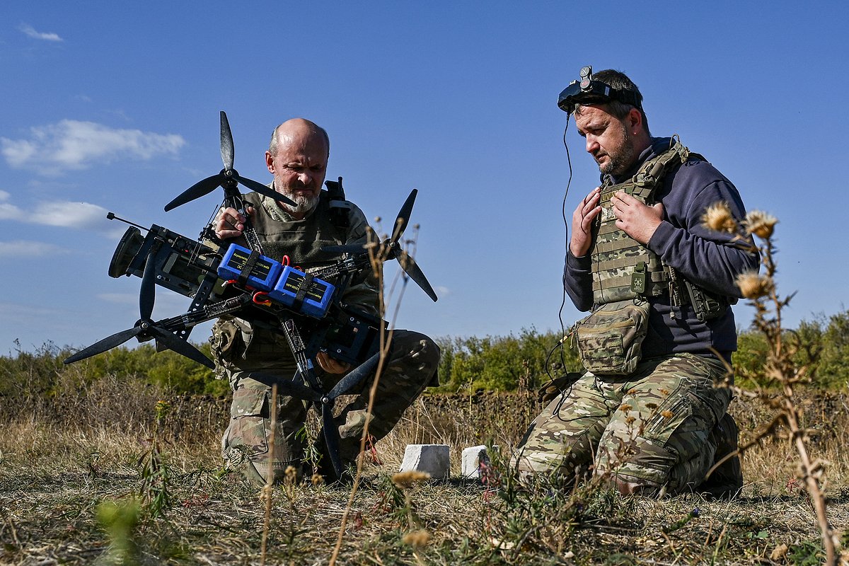 Украинские военнослужащие из подразделения БПЛА «Булава» готовятся к испытательному полету FPV-дрона с закрепленным переносным гранатометом, Запорожская область, Россия, 11 октября 2024 года