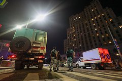 Сотрудники спецслужб на месте взрыва в летнем кафе на Кудринской площади. Москва, 1 августа 2026 года